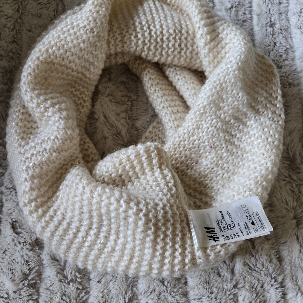 H&M Beige Knit Loop Scarf
